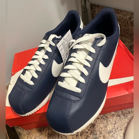 Nike Men’s Navy and White Retro Runner Sneakers